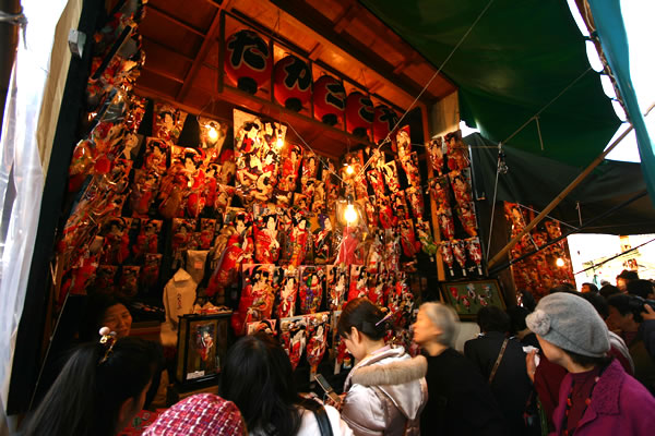 浅草寺の歳の市「納めの観音」で羽子板市【東京の12月】